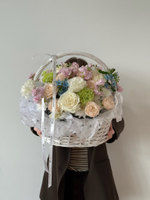 Корзнина из кустовых пионовидных роз, оксипеталума, маттиолы, диантусов, лизиантуса и хризантемы