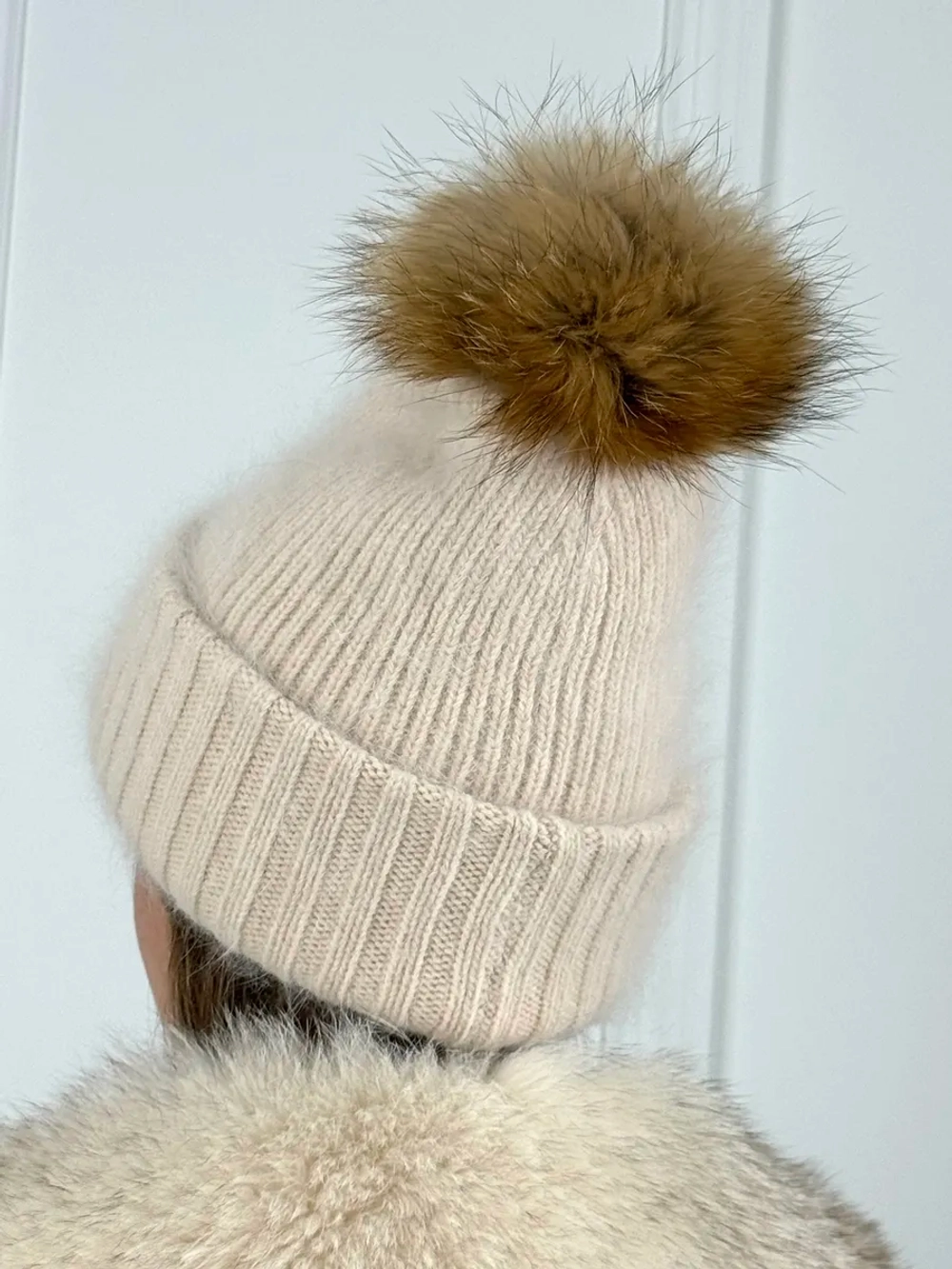 шапка ангора с меховым помпоном зимняя пушистая стильная