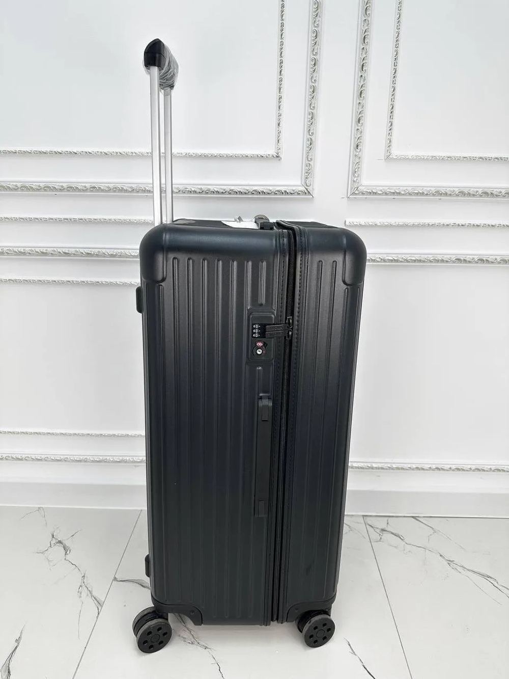 Черный матовый чемодан Rimova Essential Trunk Plus