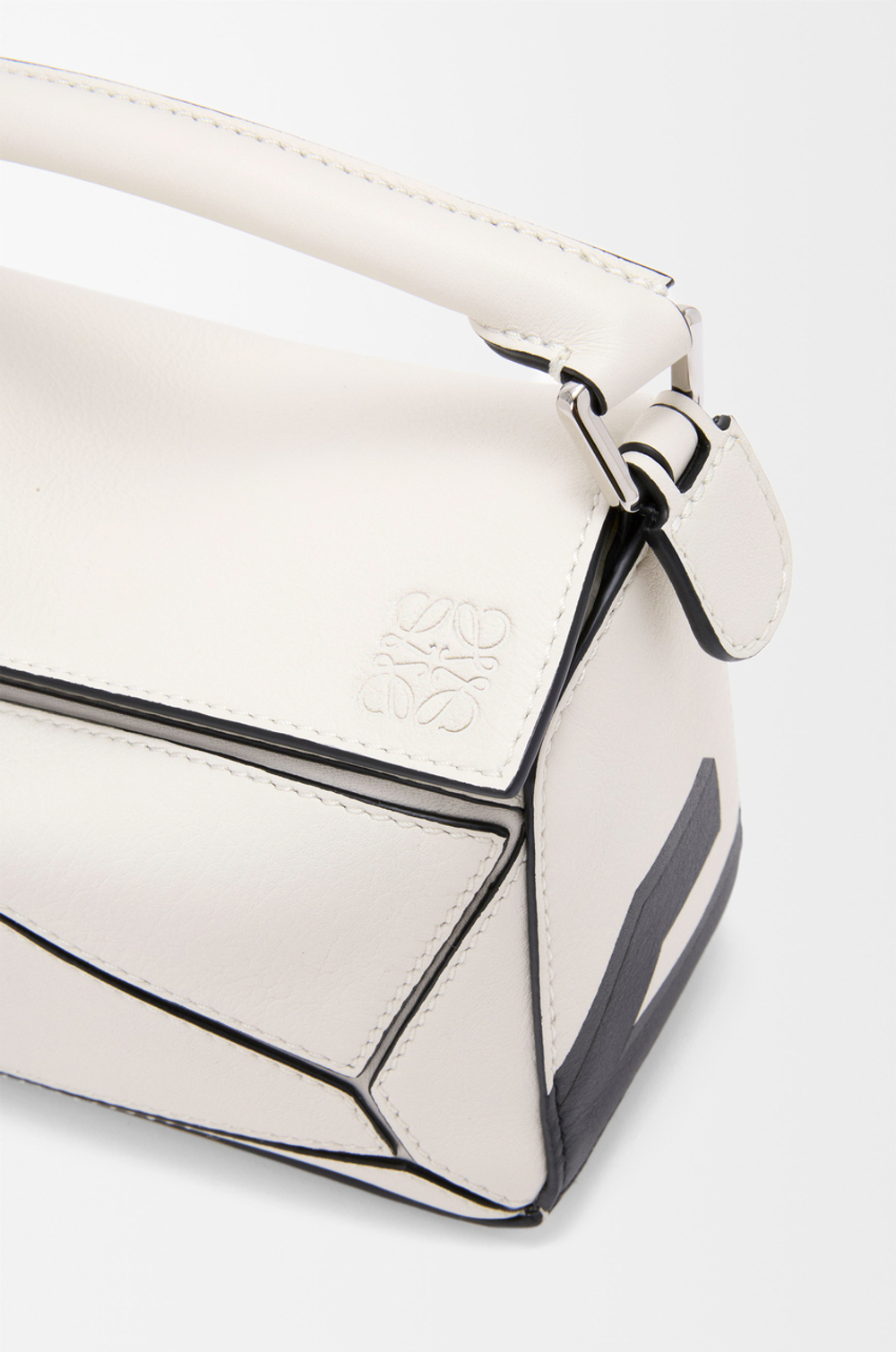 Loewe Мини-сумка Puzzle Futurist Cat из классической телячьей кожи, экрю