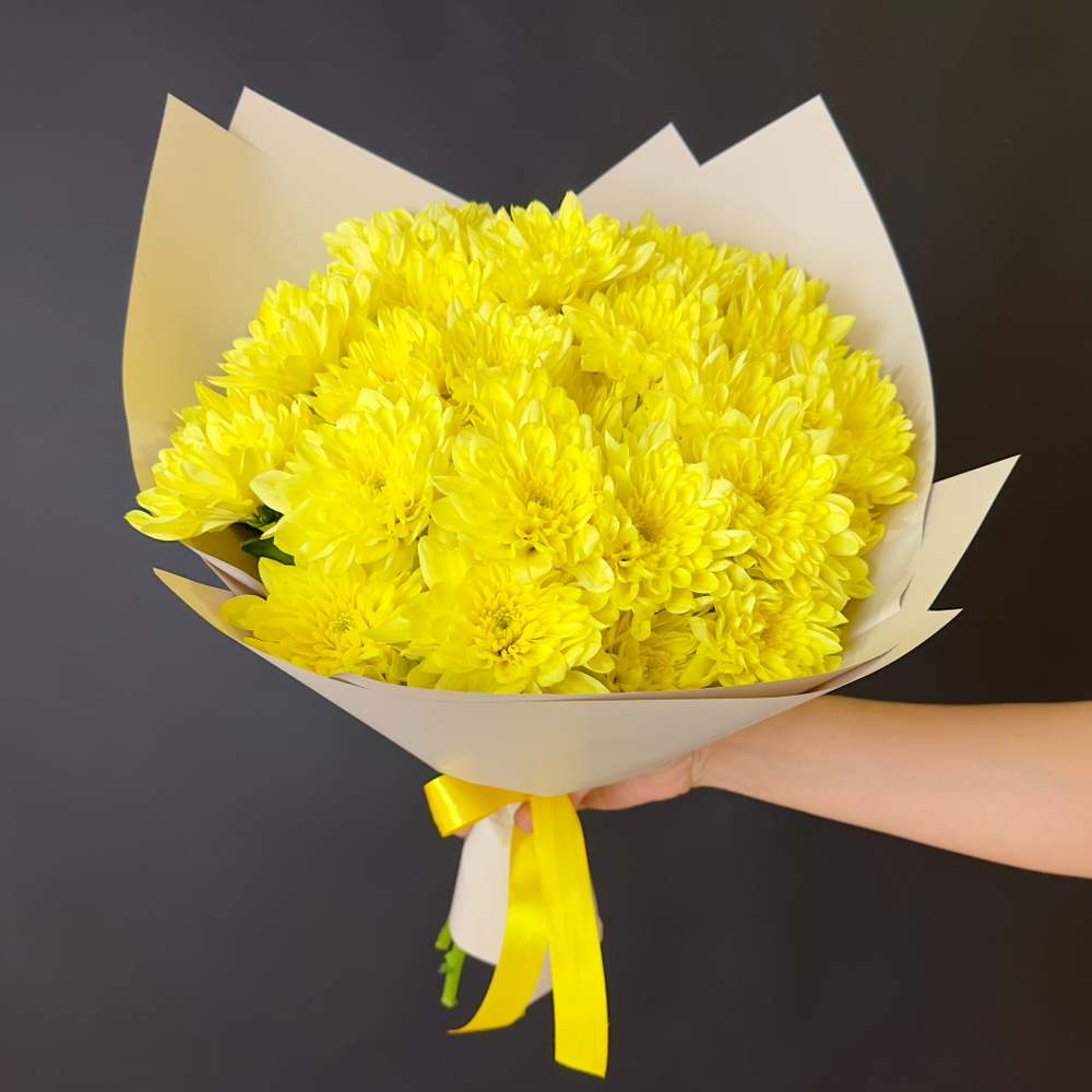 Flower bouquet of 7 yellow chrysanthemums