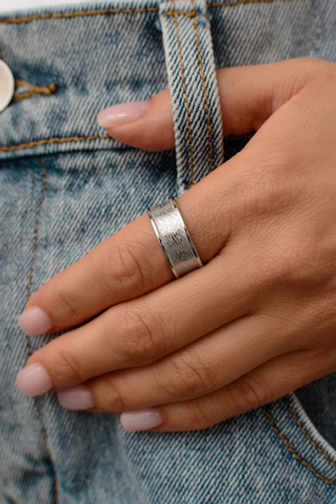 Кольцо из серебра с алмазной гранью широкое