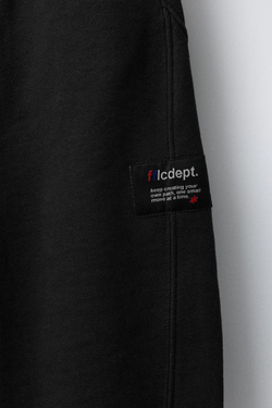 ZARA БРЮКИ BARREL ИЗ МЯГКОЙ ТКАНИ С НАШИВКОЙ, ЧЕРНЫЙ