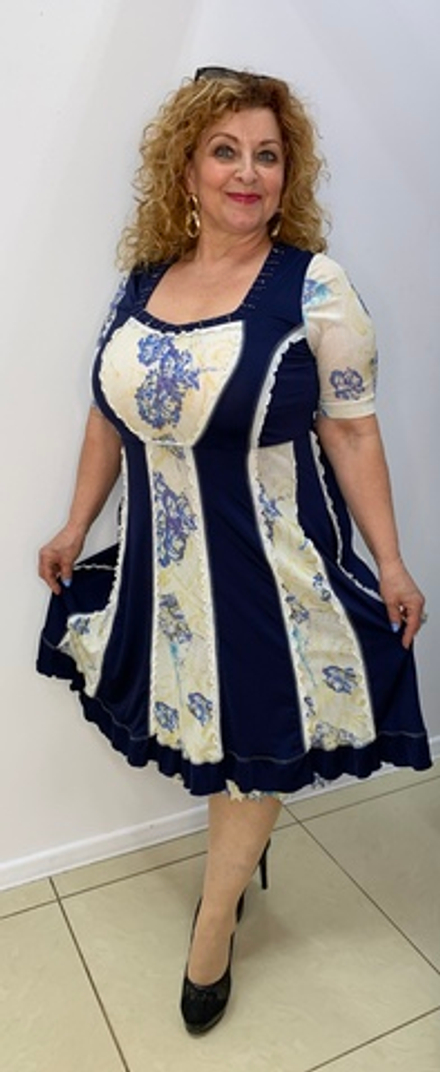 Укороченное летнее платье с вертикальными вставками