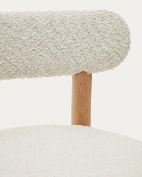 Стул Nebai из белой ткани букле и массива дуба с натуральной отделкой