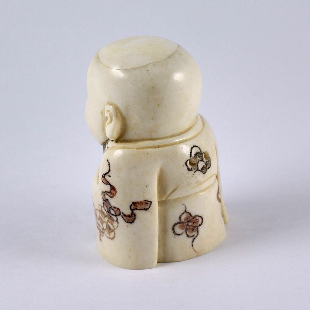 Нэцкэ Улыбающийся мальчик Карако в кимоно