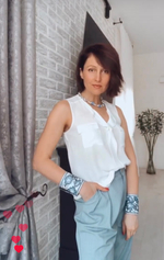 Браслеты-манжеты синие и голубые цветы на светло-сером фоне, Италия