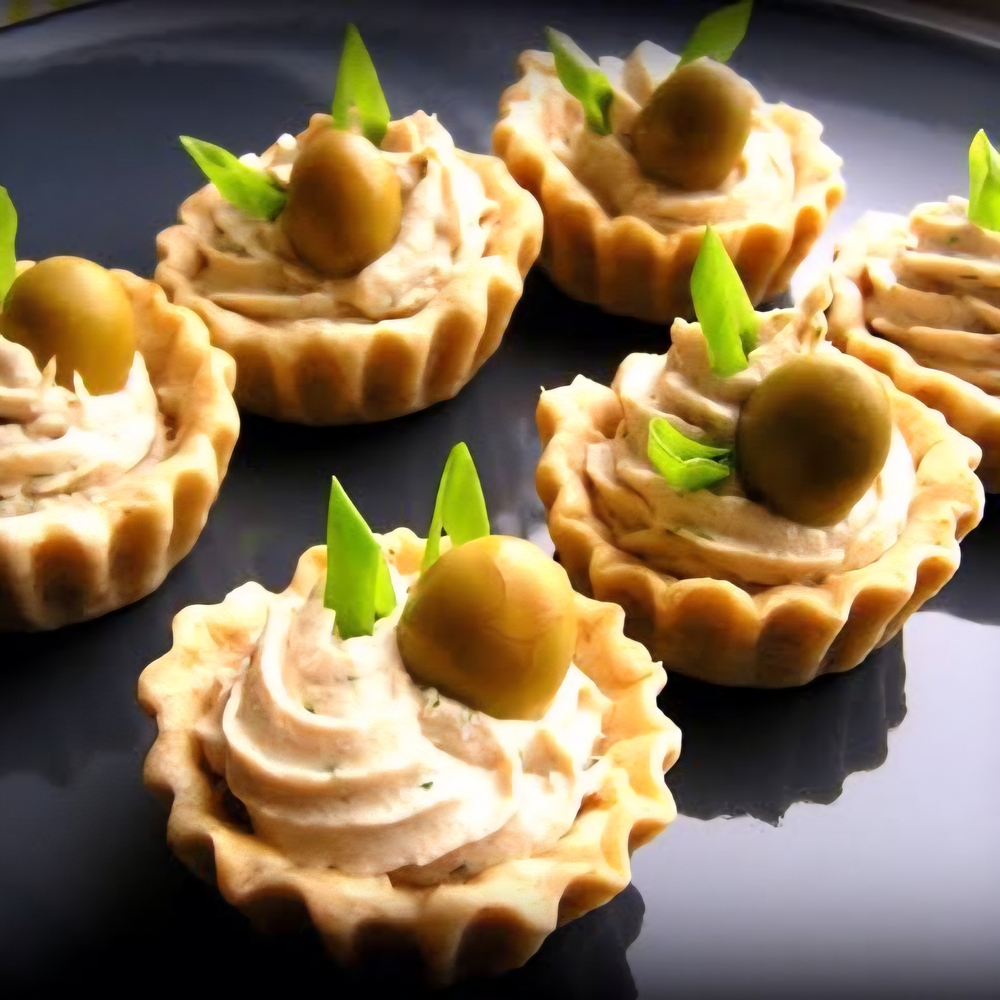 Тарталетка с хумусом и печеным перцем