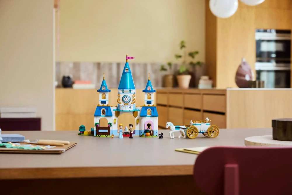 Конструктор LEGO Disney 43275 Замок Золушки и конная карета