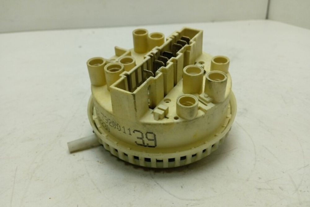 FE925N кт147 Датчик уровня воды для стиральной машины Zanussi 132082230 б/у