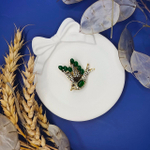 Брошь "Голубь Мира" сделан из цинкового сплава , страз и смолы.