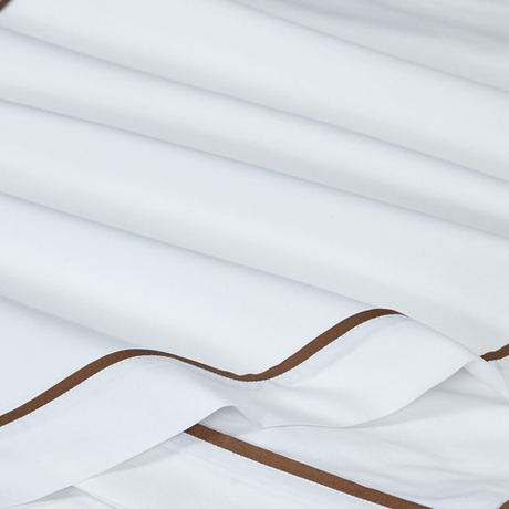 Постельное белье 2 спальное евро макси Сlaire&Caroll George белое с темно-коричневым кантом