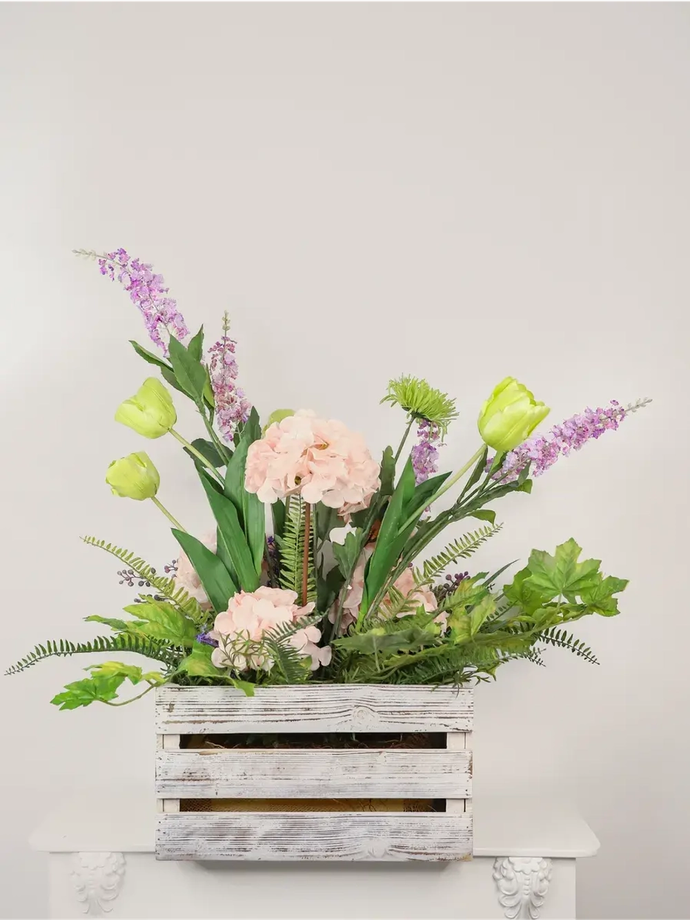Композиция в ящике "Гортензия и тюльпаны"