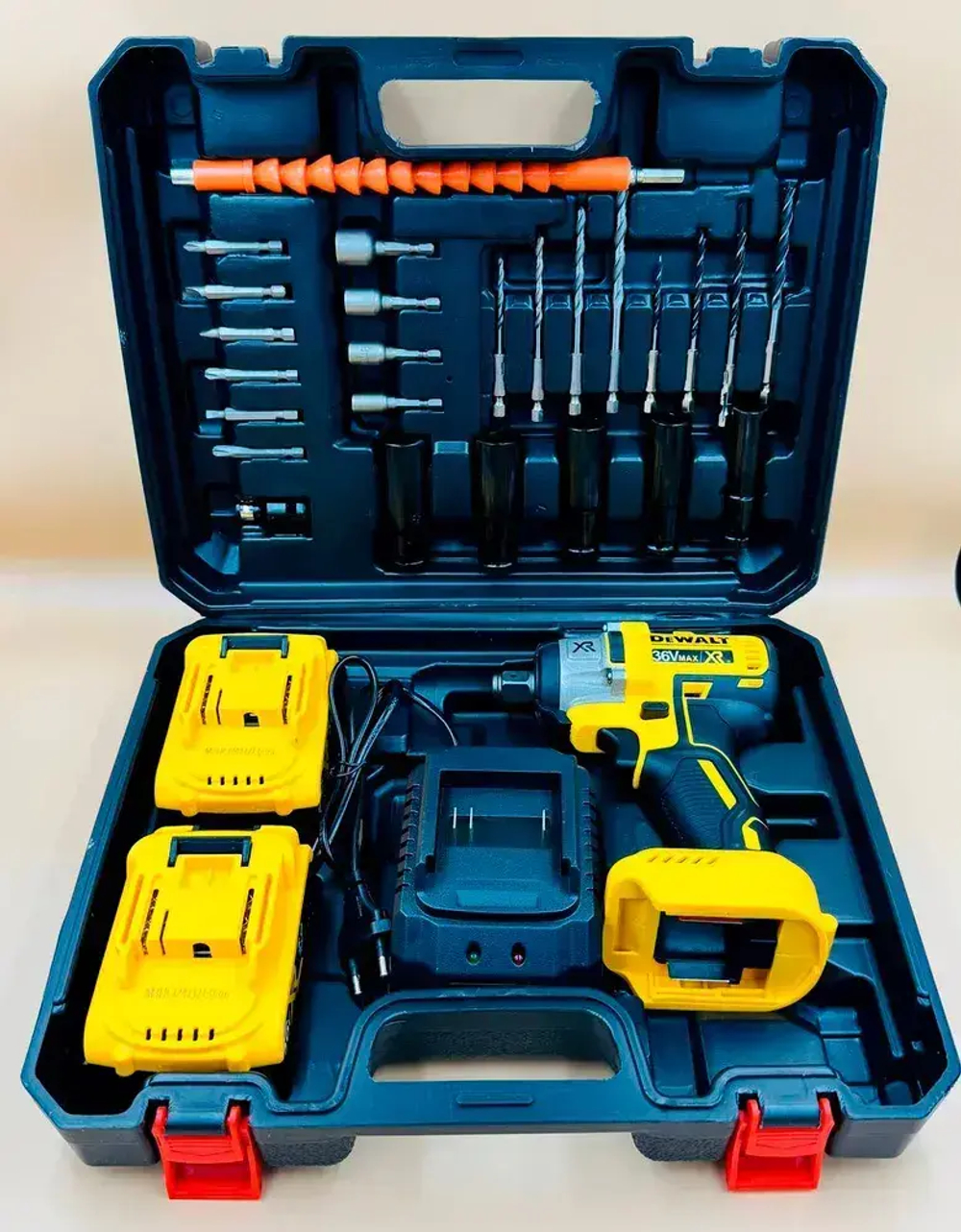 Гайковерт DeWalt ударный с набором и двумя аккумуляторами