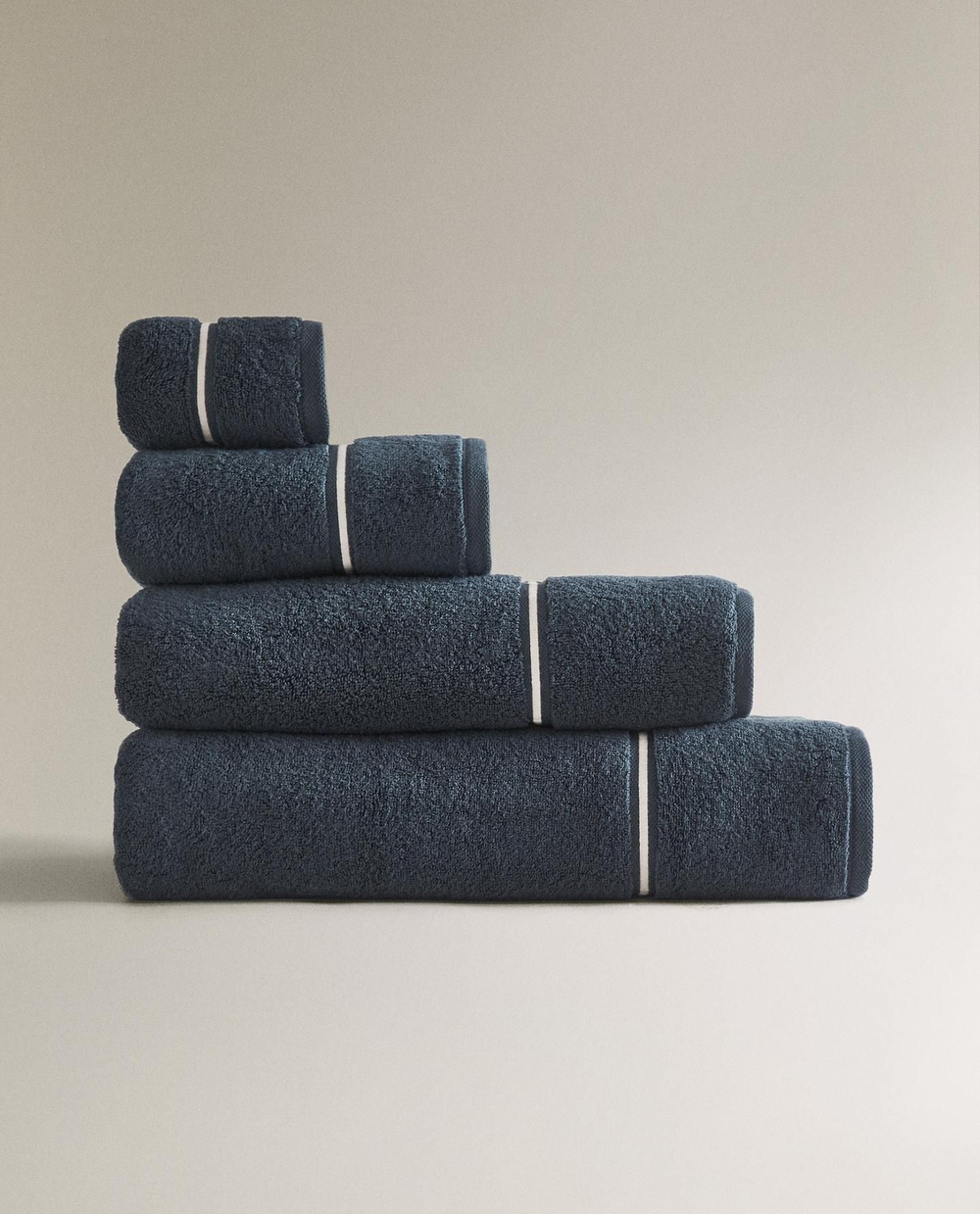 Zara Home - Банное полотенце с вышитым бордюром, синий, 50х90 см