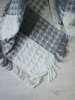 Плед-покрывало клетка из шерсти, Серо-белый