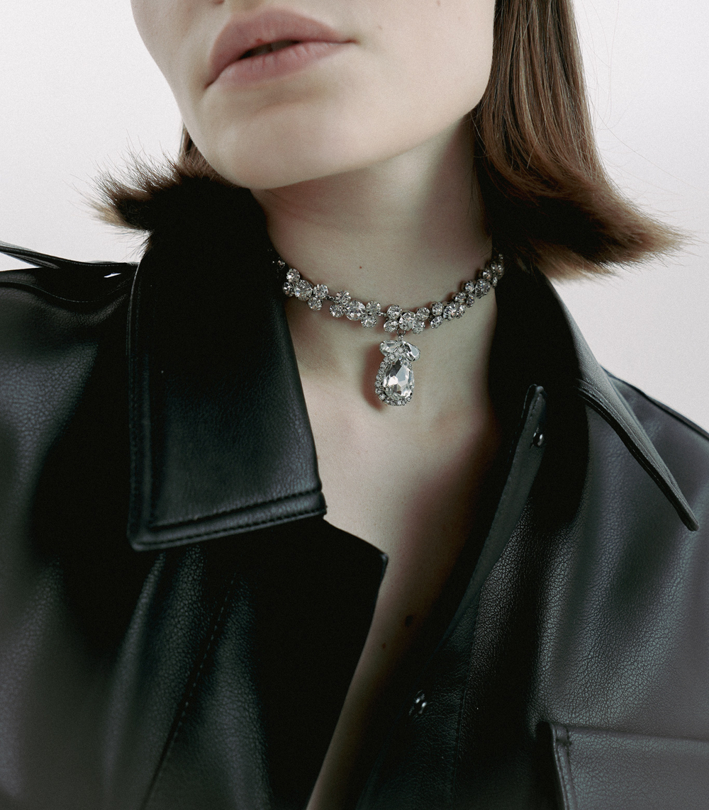 Колье-люкс, круглые мелкие камни, овальный циркон с окантовкой