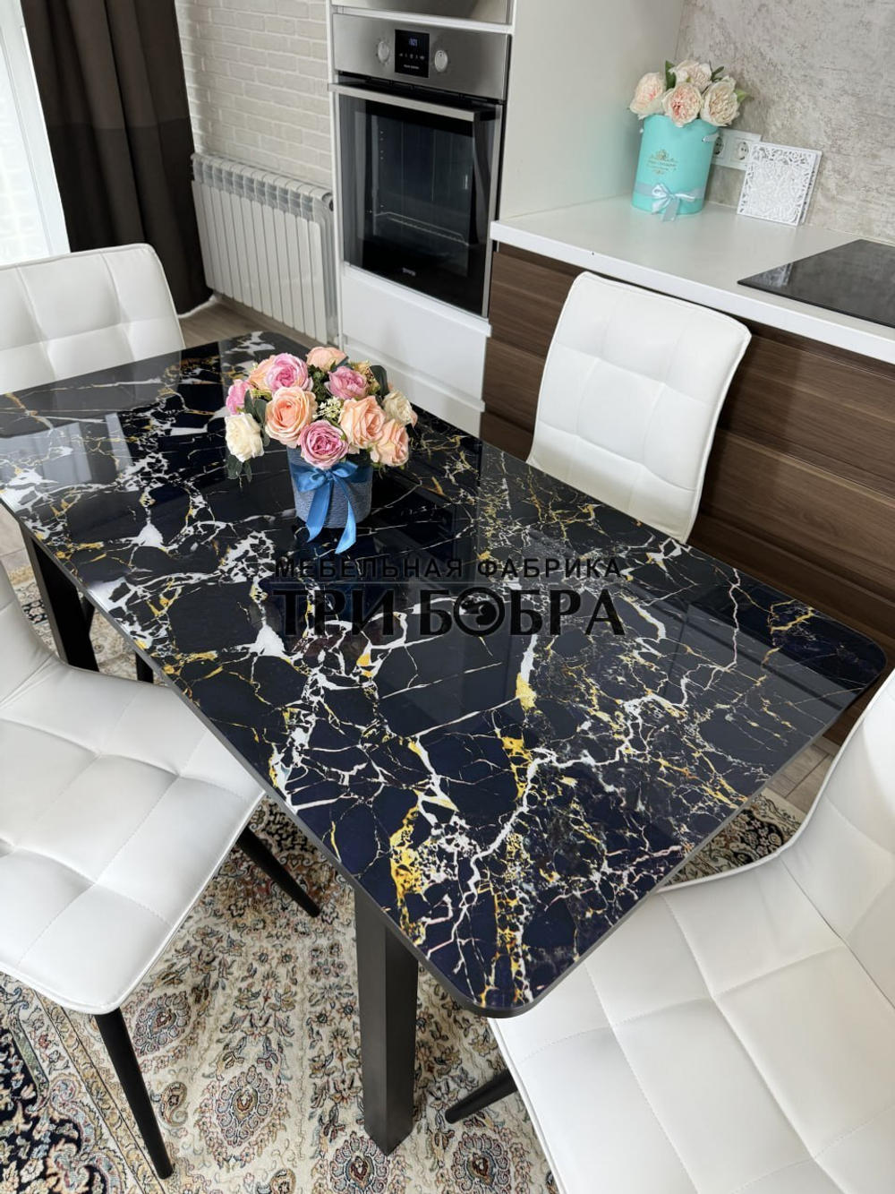 Стеклянный раздвижной стол "Черный мрамор" и стулья "ГУЧИ" белый