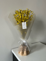 Моно букет с цветущими ветками форзиции