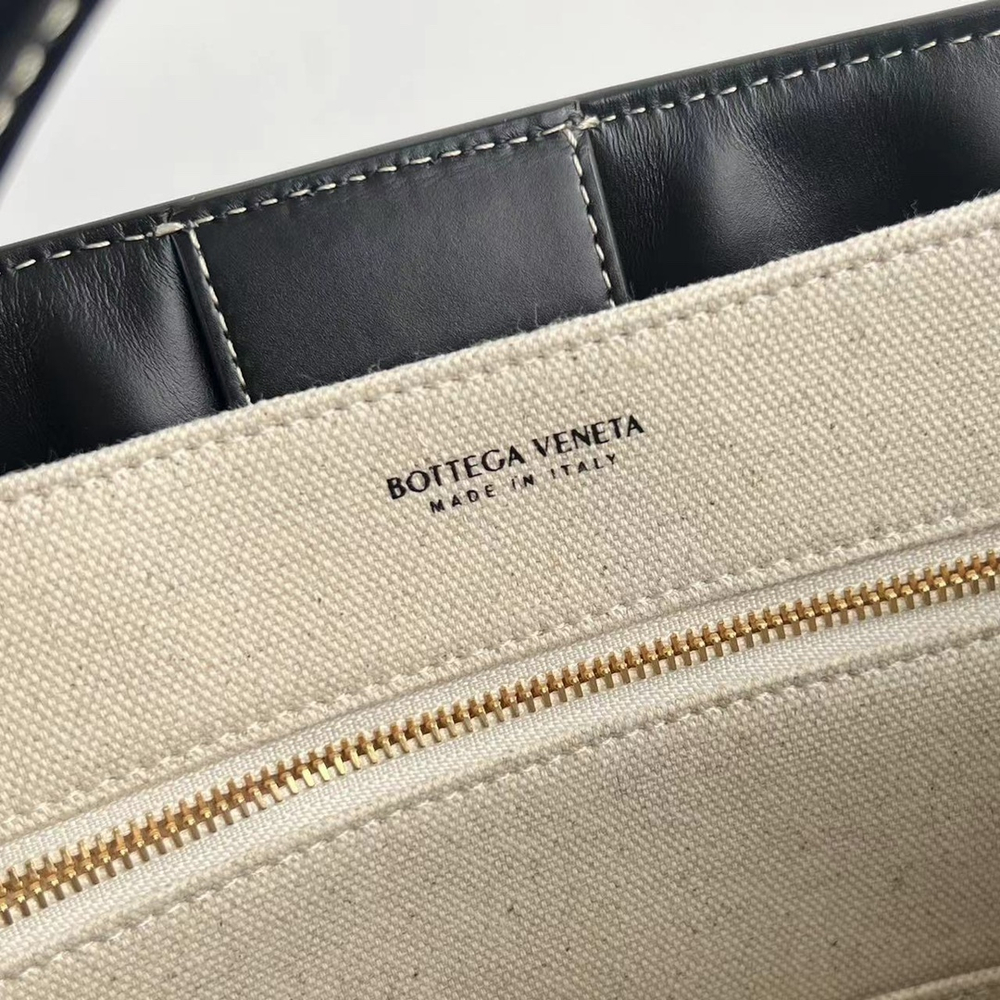 Bottega Veneta Medium Andiamo 32 cm