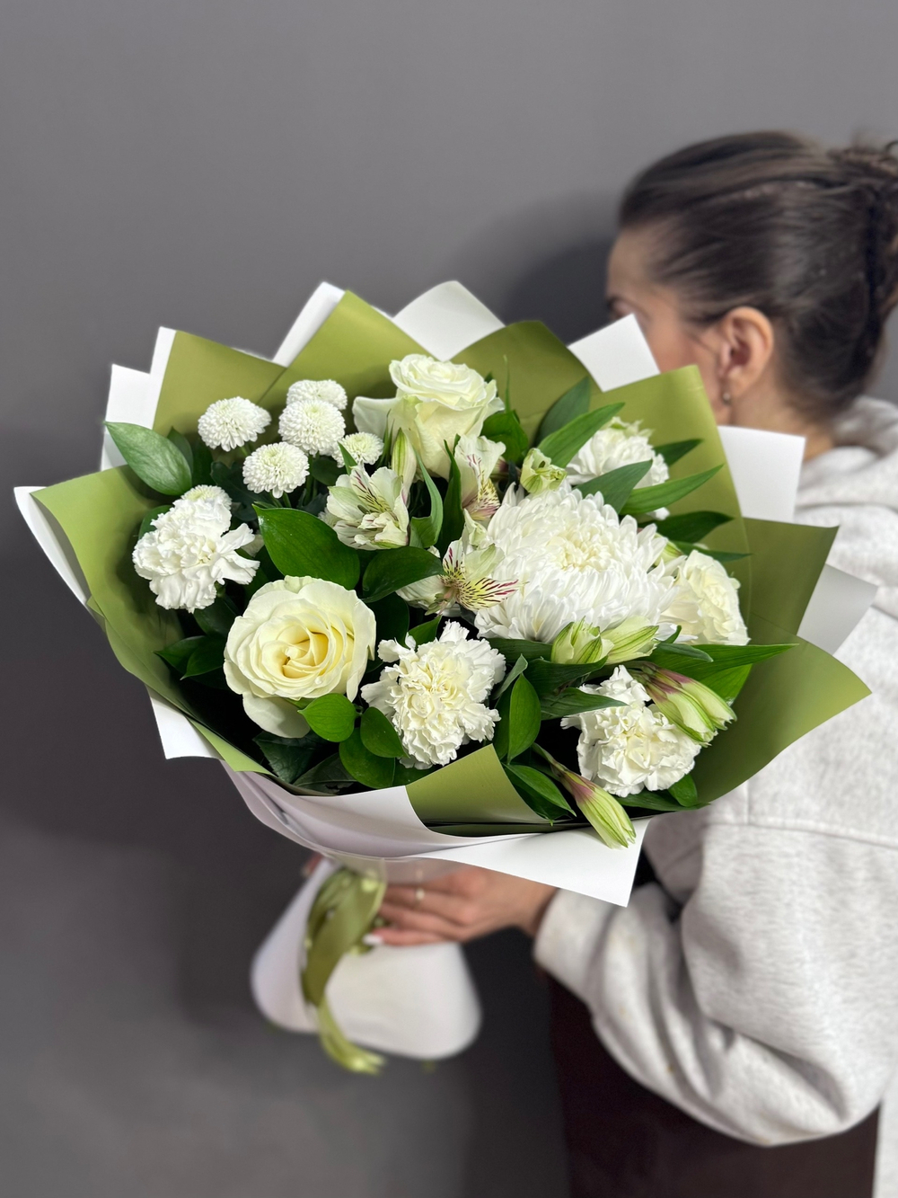 Авторский букет в бело-зеленой гамме