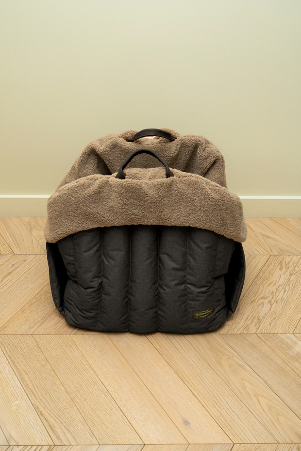 Комплект: Автокресло черное + чехол меховой