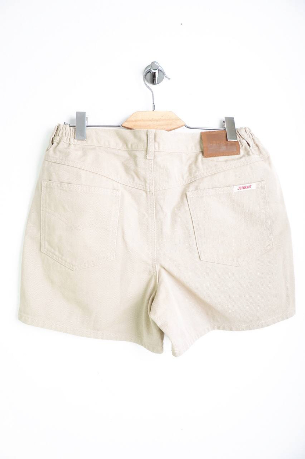 Шорты светлого оттенка, визуально на 50 размер