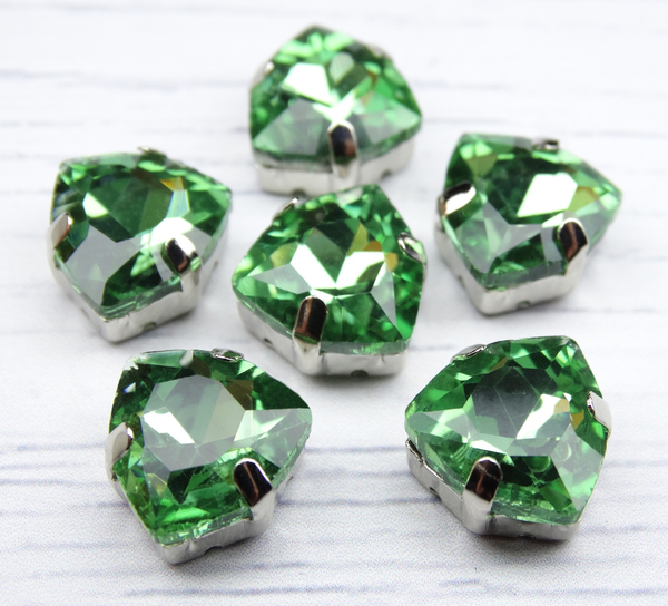 ТЦ007НН12 Хрустальные стразы треугольной формы в цапах, цвет: светло-зеленый, размер: 12 мм, 3 шт.