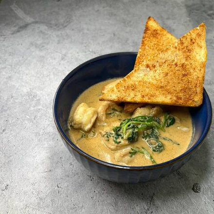 Тигровые креветки в белом вине и сливочном соусе со шпинатом