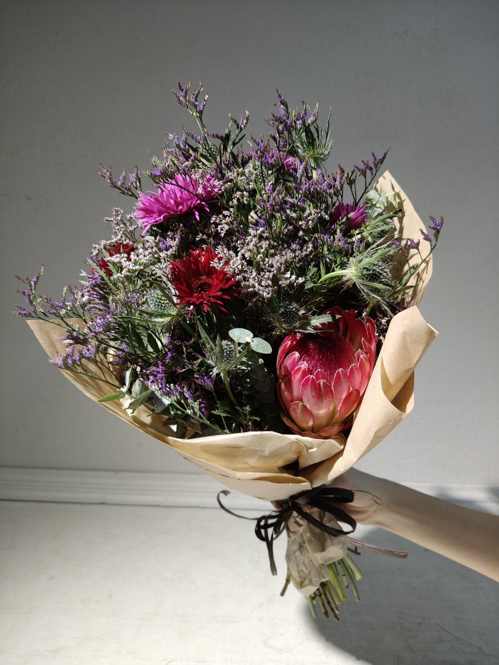 Летний солнечный букет с танацетумом и ароматными пионами Сара Бернард (С0034)