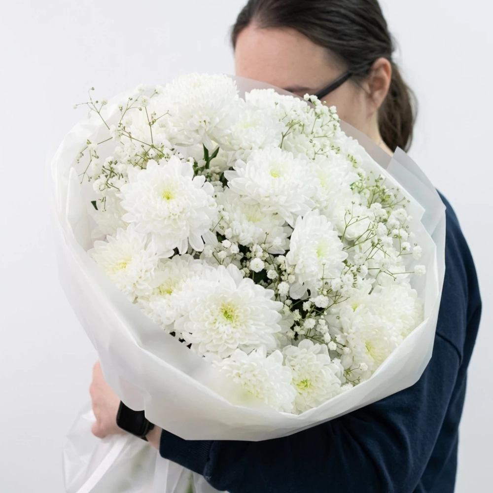 Букет "Белый" с кустовой хризантемой и гипсофилой в упаковке.