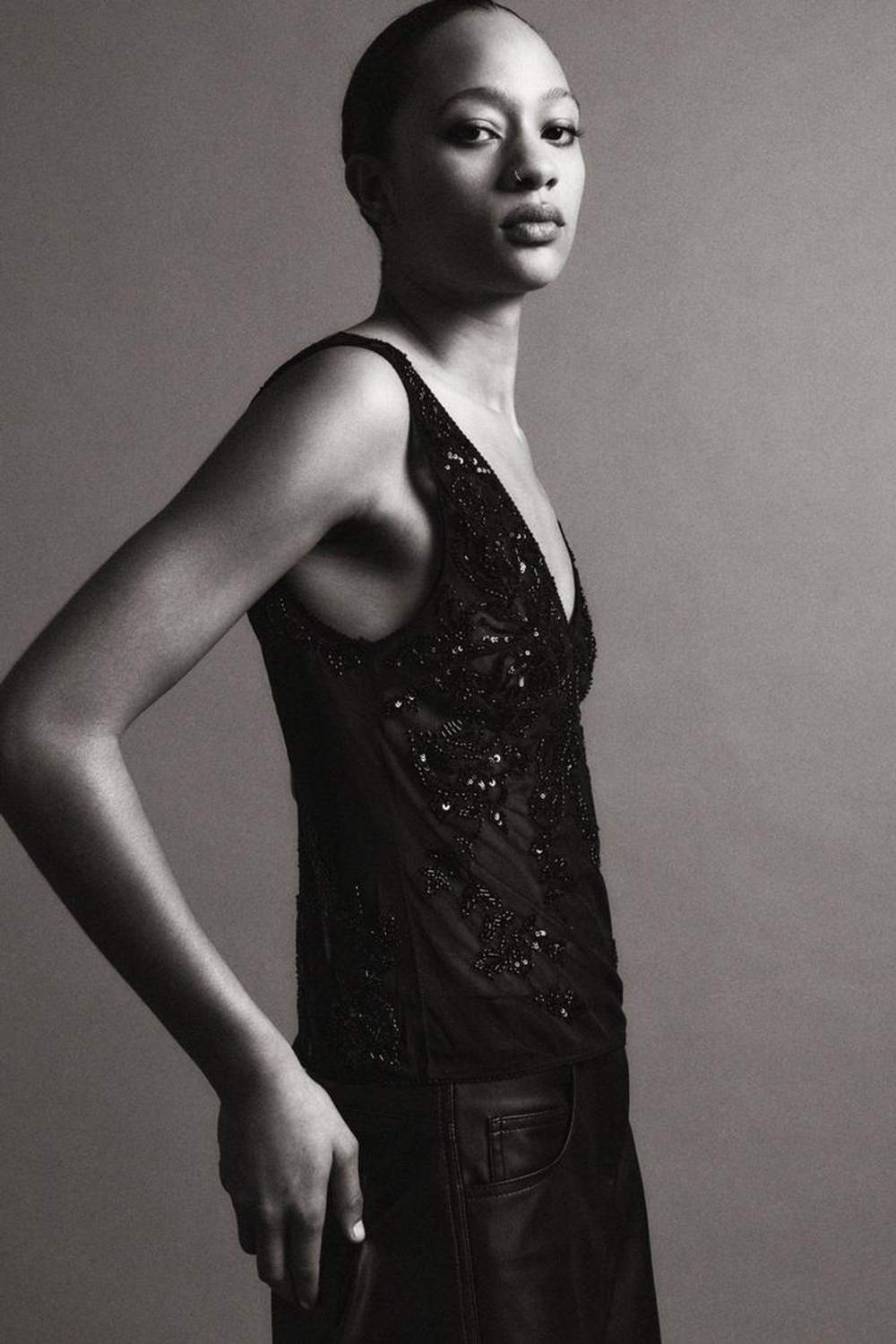 ZARA ТОП С ВЫШИВКОЙ И БРЕТЕЛЯМИ, ЧЕРНЫЙ