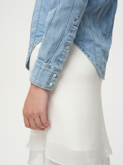 Голубая джинсовая рубашка с потертостями