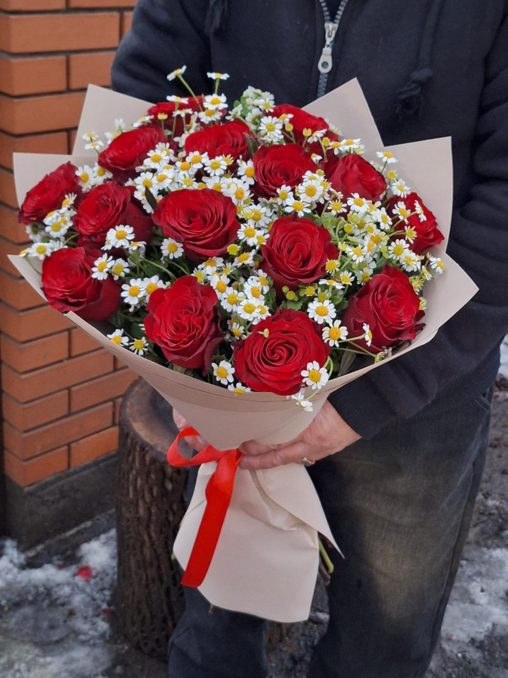 Букет из красных роз и ромашек