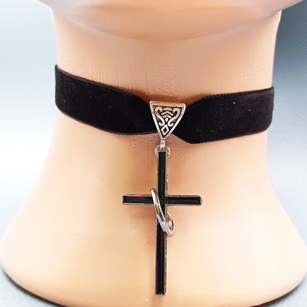 Черный велюровый чокер с подвеской "Крест-кольцо" 1,6 см.