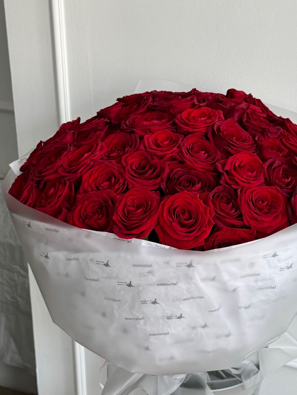Гранд-букет из красных одноголовых роз 51шт