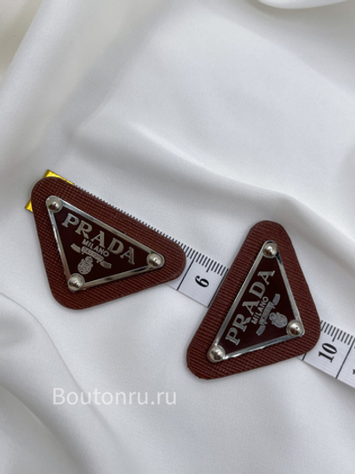 Логотип металлический Прад. темно-коричневый на коже серебро