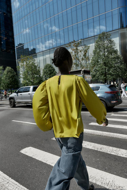 ZARA АТЛАСНЫЙ ТОП С РАЗРЕЗАМИ НА РУКАВАХ, ЛАЙМОВЫЙ