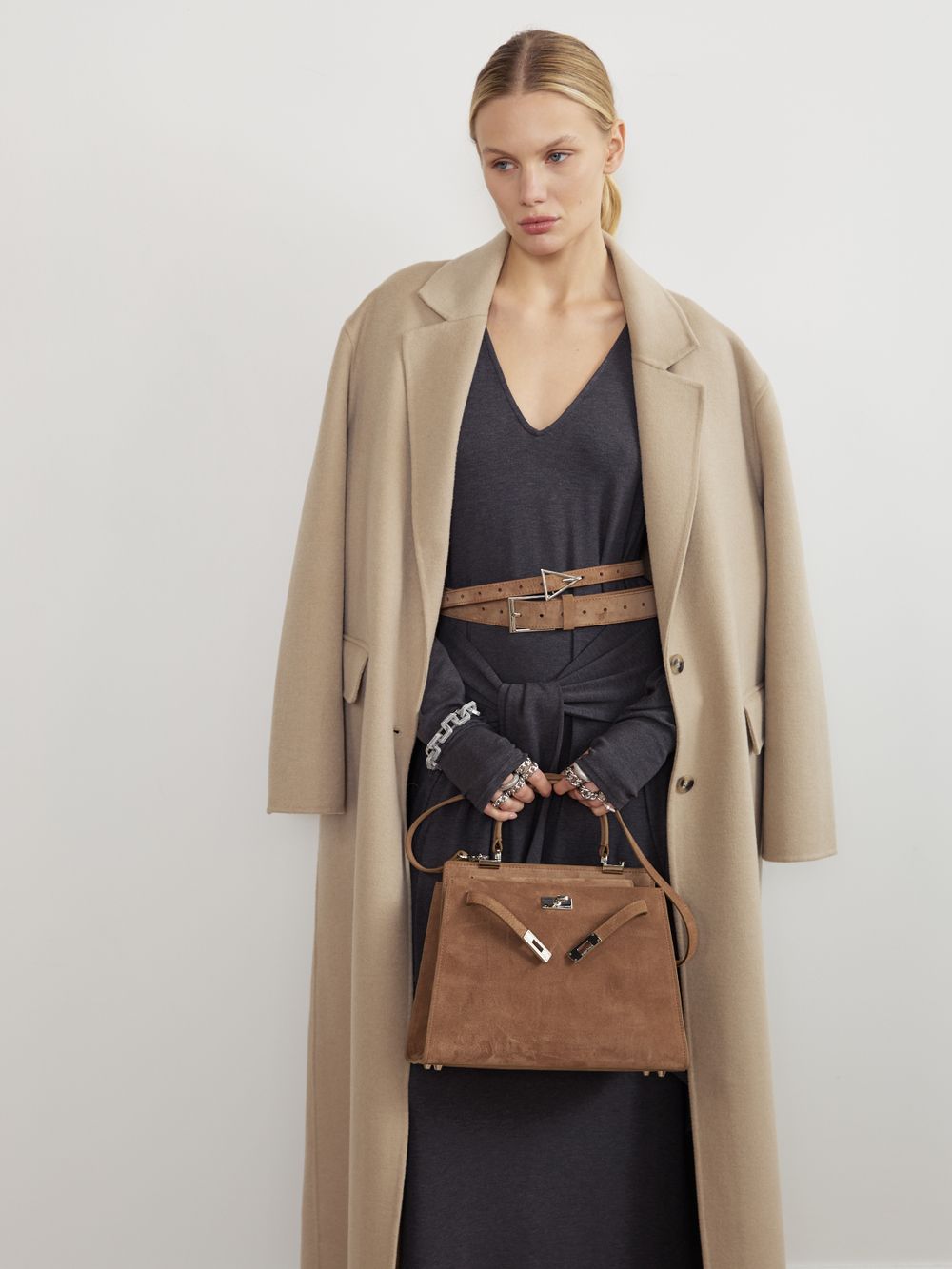 БАЗОВЫЙ ТОНКИЙ РЕМЕНЬ С ТРЕУГОЛЬНОЙ ПРЯЖКОЙ ЗАМША КАПУЧИНО