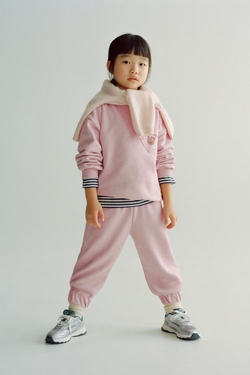 ZARA ТОЛСТОВКА С КАРМАНОМ В ФОРМЕ СЕРДЦА, РОЗОВЫЙ