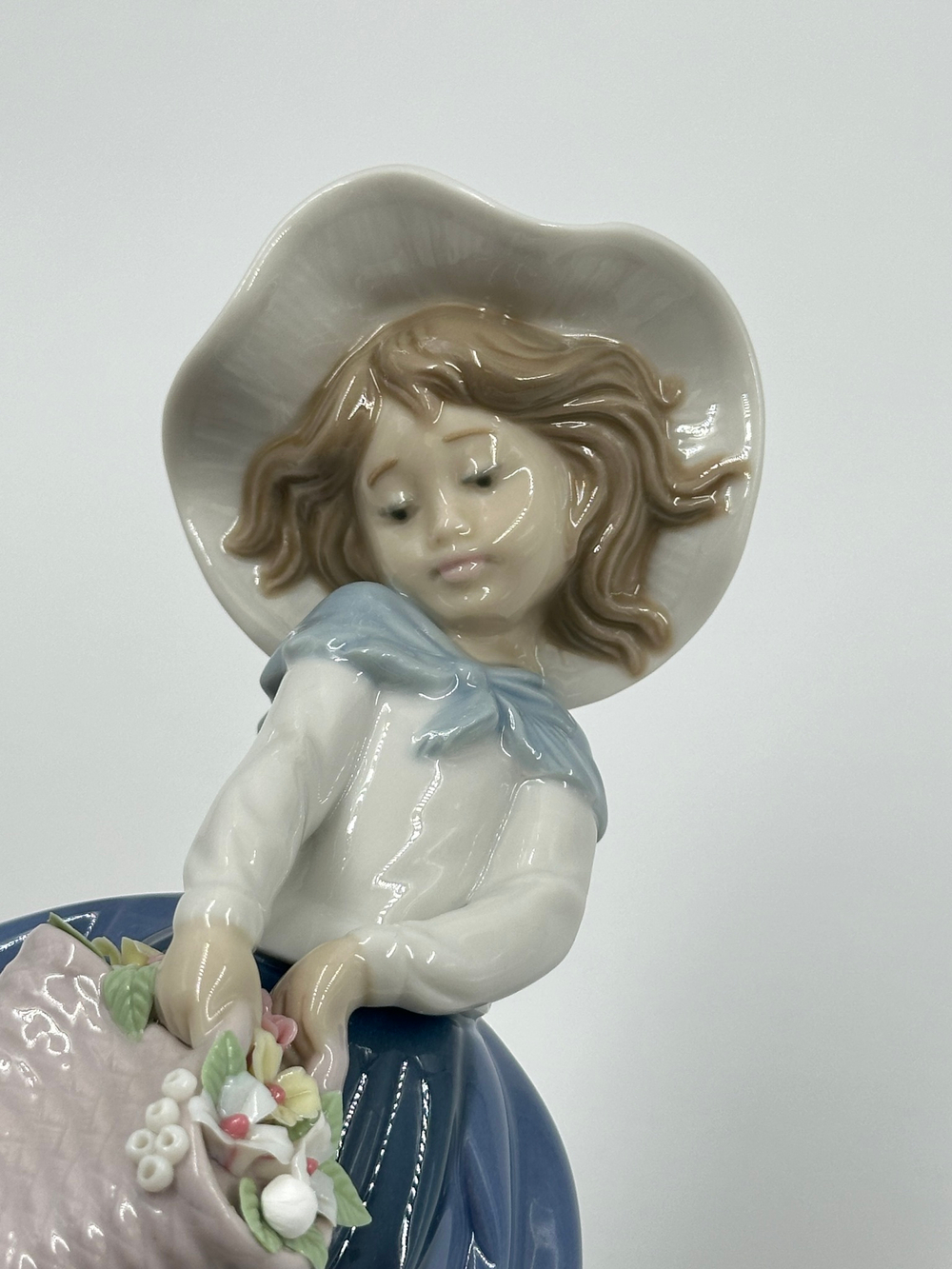 Фигурка Девочка с корзиной цветов Lladro 1983 год