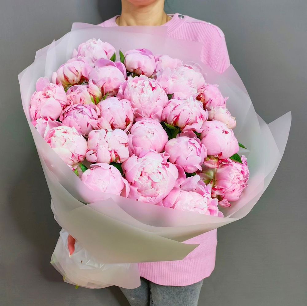 Букет с 25 пионами сорта "Сара Бернар"