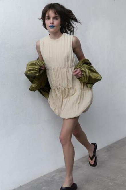 ZARA ПЛАТЬЕ СО СБОРКАМИ И ОБЪЕМНЫМ НИЗОМ, КРЕМОВЫЙ