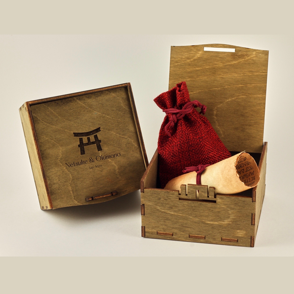 Нэцкэ Дзюродзин с метлой и корзиной рыбы