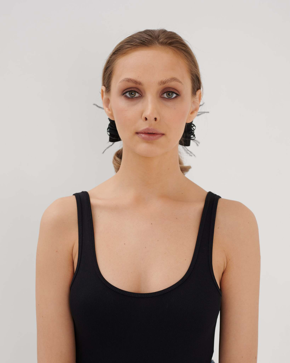 Бант-бабочка с узелком и перьями