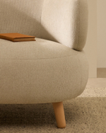 Кресло Luisa из шенилла перламутрового цвета с ножками из массива бука,