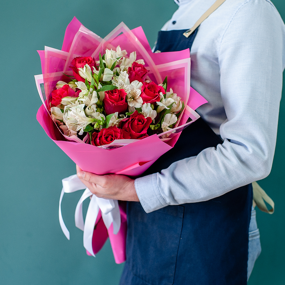 Малиновые розы с альстромерией