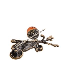 AM-2551 Брошь «Белочка на веточке» (латунь, янтарь)