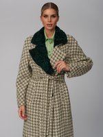 Женское двубортное пальто с меховым воротником