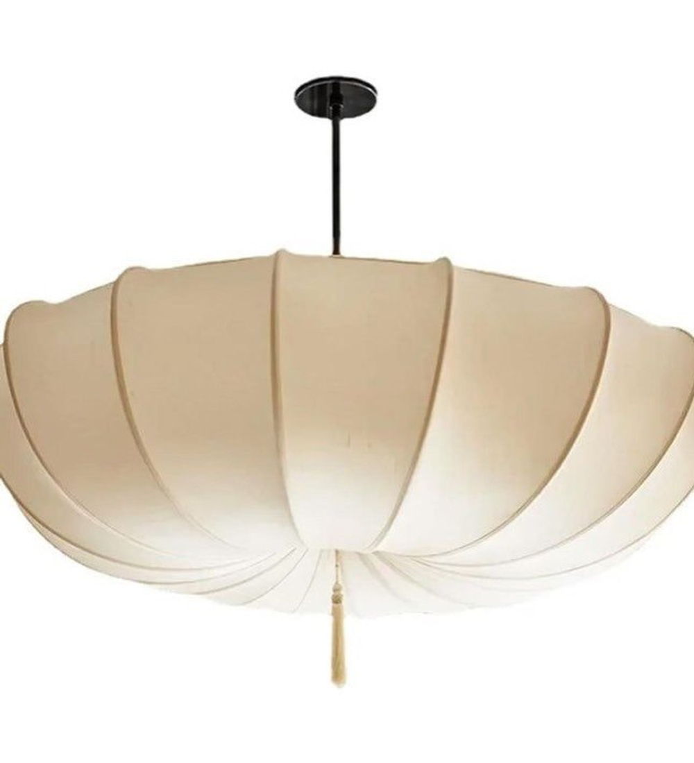 Элегантная люстра с воздушным плафоном и мягкими волнообразными линиями